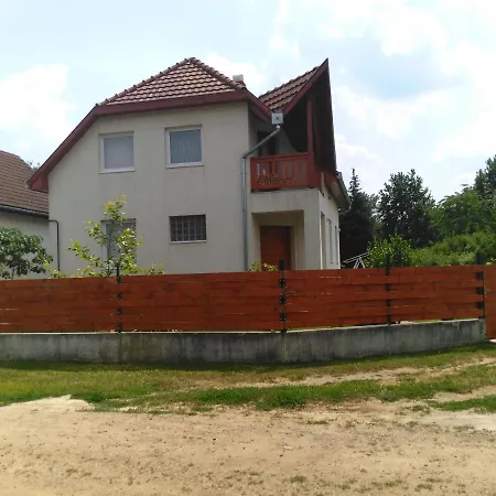 Sarkifeny Vendeghaz Apartment *