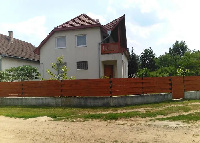 Sarkifeny Vendeghaz Apartment *