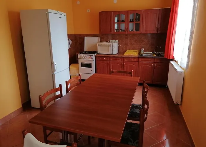 Sarkifeny Vendeghaz Vasarosnameny